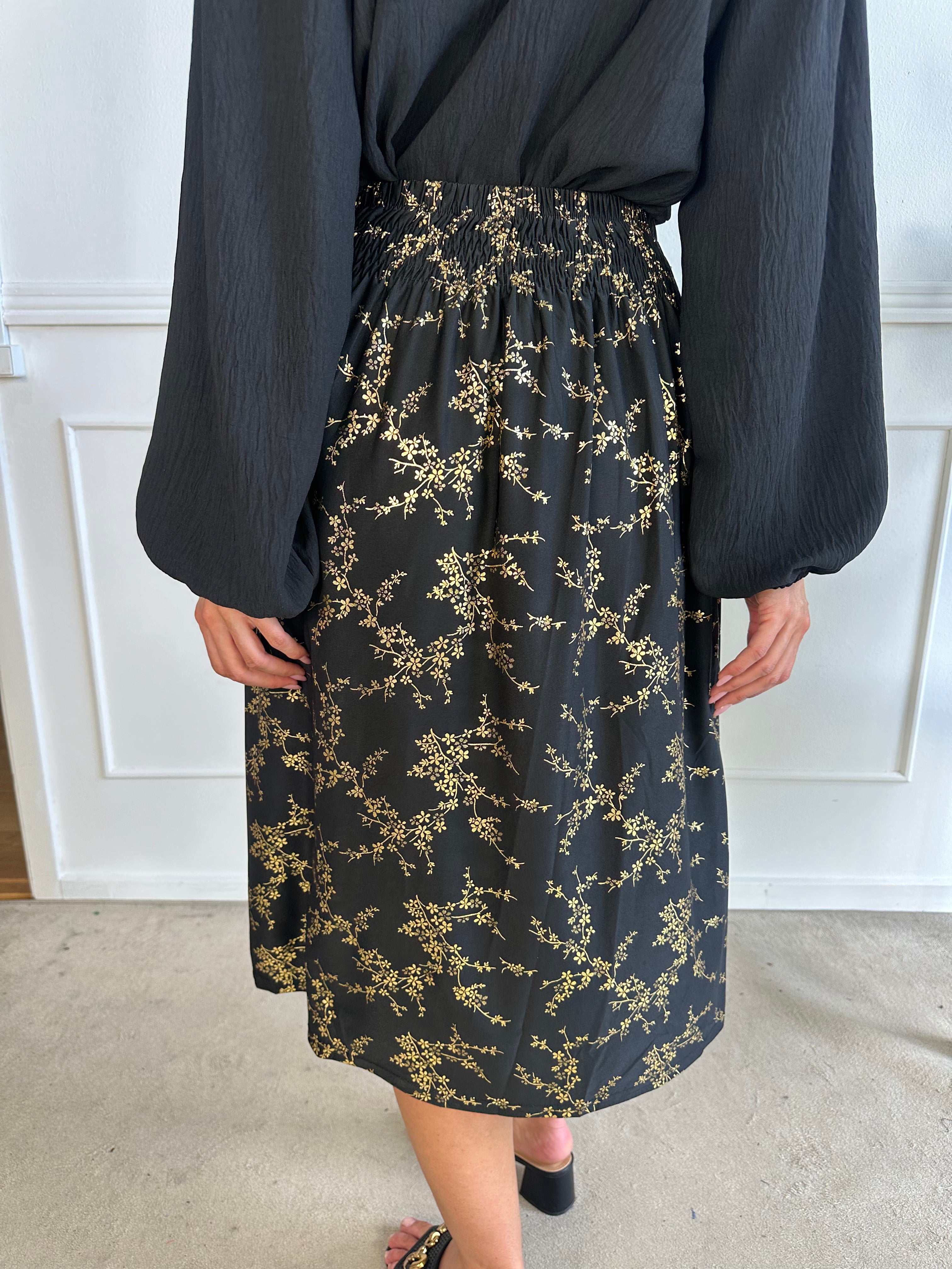 Pams Gold Midi Skirt - Kjol i stretchigt material med fickor